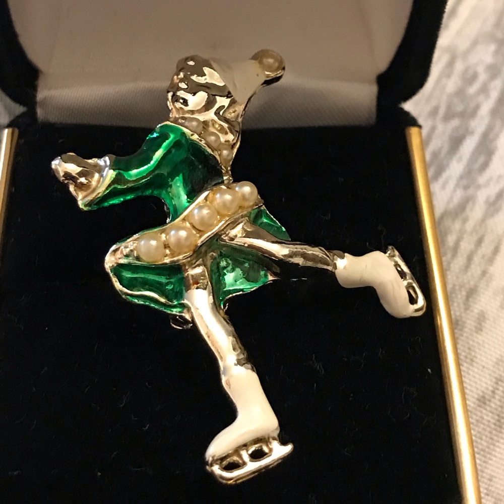 🎉5for$25.00 Ice-skating pin with pearl
